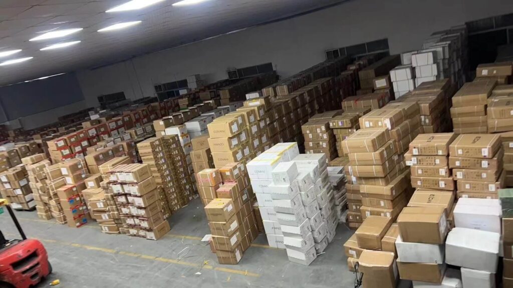 Консолидация крупной партии обуви и аксессуаров нескольких брендов